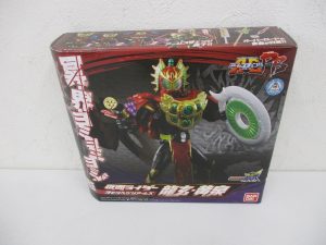 仮面ライダー龍玄・黄泉 ヨモツヘグリアームズの外箱表面。作例写真が入る。