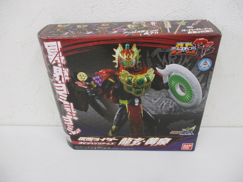 仮面ライダー龍玄・黄泉 ヨモツヘグリアームズの外箱表面。作例写真が入る。