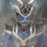 窓を寄って撮影。青と白の頭部の造形が分かる。