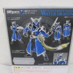 外箱の裏面。ポーズの作例写真と付属品の解説が並ぶ。