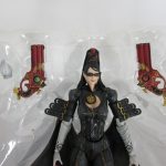 ブリスターを寄って撮影。黒い衣装の本体と銃が見える。