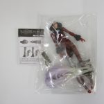 同じ出品に含まれる赤い衣装のフィギュアと説明書。袋に入っている。