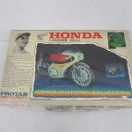 6気筒250ccバイクのプラモデルの外箱正面。車体のイラストとシリーズ名が入ります。