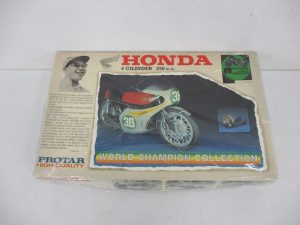 6気筒250ccバイクのプラモデルの外箱正面。車体のイラストとシリーズ名が入ります。