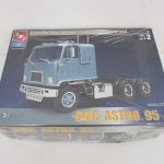 1/25 GMC アストロ 95 の箱表面。青いトラクターヘッドが描かれている。