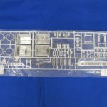 袋に入ったメッキのランナー。ホイールや装飾パーツが並ぶ。