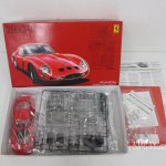 外箱と中身を並べたところ。ランナー、説明書、部品袋がある。