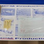デカールとエッチングパーツ。国籍マークと機体番号が並びます。