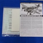 組立説明書とデカール。