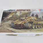 タミヤ 1/25 ドイツ陸軍駆逐戦車 ロンメルの箱の表面。戦車と兵士を描いたボックスアート。