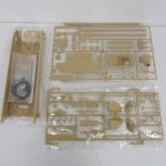 袋入りのランナー。車体上部のパーツと金属線が入っている。