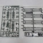 袋入りのランナー2枚。兵士のフィギュアと黒い成型色のパーツ。