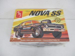 自動車プラモデルの外箱正面。完成見本のイラストが印刷されています。