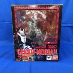 フィギュアーツZERO ゲッコー・モリアの外箱表面。窓越しに本体が見える。
