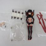 figma 纏流子の本体と付属パーツを並べたところ。袋入りの武器と手が並ぶ。