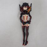 本体の全身を正面から撮影。黒と赤の衣装。