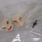 袋入りの交換用の表情パーツ2種と接続パーツ。