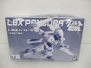 LBXパンドラ（宇崎悠介専用）の外箱表面。機体の作例写真が入る。