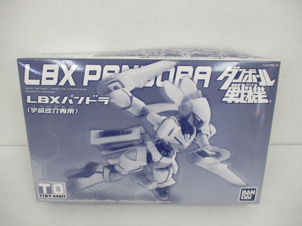 LBXパンドラ（宇崎悠介専用）の外箱表面。機体の作例写真が入る。