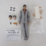 本体と付属品一式、説明書を並べたところ。