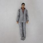 本体を正面から撮影。灰色のスーツと赤いシャツの造形が分かる。