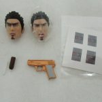 交換用の顔2種、拳銃、警棒、シール。