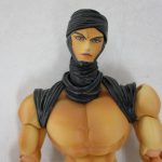 本体上半身のクローズアップ。覆面から覗く目と、胸部の造形が見える。