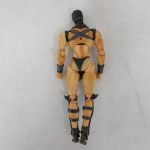 本体を背面から見たところ。背中の造形と装甲の留め具が見える。
