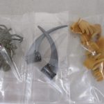 袋入りの付属品。刃状のパーツ、装飾パーツ、交換用手首が並ぶ。