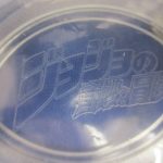 台座のクローズアップ。「ジョジョの奇妙な冒険」のロゴが刻まれている。