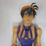 本体上半身のクローズアップ。オレンジのヘアバンドと顔の造形が見える。