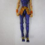 本体の腰から下を正面から見たところ。脚部の関節と靴の造形が分かる。