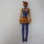 本体の全身を背面から見たところ。背中と腰布の裏側が見える。