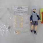 figma キルア=ゾルディックの本体と付属パーツを並べたところ。説明書と台座がある。