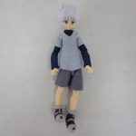 本体の全身を正面から撮影。灰色の上着と半ズボン。