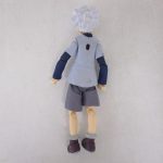 本体の背面。上着の後ろ姿が分かる。