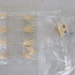 袋入りの交換用の手パーツと交換用の表情パーツ。