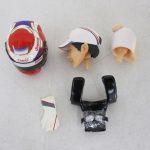 ヘルメット、交換用の頭部、手袋、装備のパーツを並べて撮影。