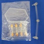 袋入りの台座と交換用の手パーツ。