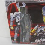 装着変身 仮面ライダーアーク＆仮面ライダーレイの箱の表面。ブリスターに収まった本体が見える。