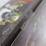 箱の上ぶちのクローズアップ。ふちに折れが見られる。