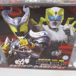 箱の表面全体。仮面ライダーアークとレイの作例写真が大きく印刷されている。