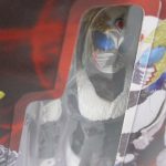 窓越しに見える本体のクローズアップ。マスクと胸部の造形が分かる。