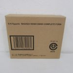 S.H.Figuarts MASKED RIDER DIEND COMPLETE FORM と印字された輸送箱。バーコードと段ボールの表示がある。