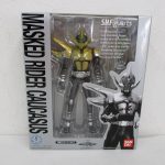 S.H.Figuarts 仮面ライダーコーカサスの外箱表面。窓越しに本体が見える。