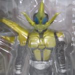 窓越しに本体の上半身を寄って撮影。黄色い角と装甲の造形が分かる。