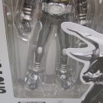 窓越しに脚部と付属の武器を寄って撮影。