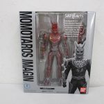 S.H.Figuarts モモタロスイマジンの外箱表面。窓越しに本体が見える。