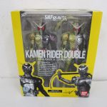 S.H.Figuarts 仮面ライダーW ルナジョーカー＆ルナメタルの外箱表面。窓越しに2体が見える。