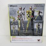 外箱の裏面。ポーズと付属品の作例写真が並ぶ。